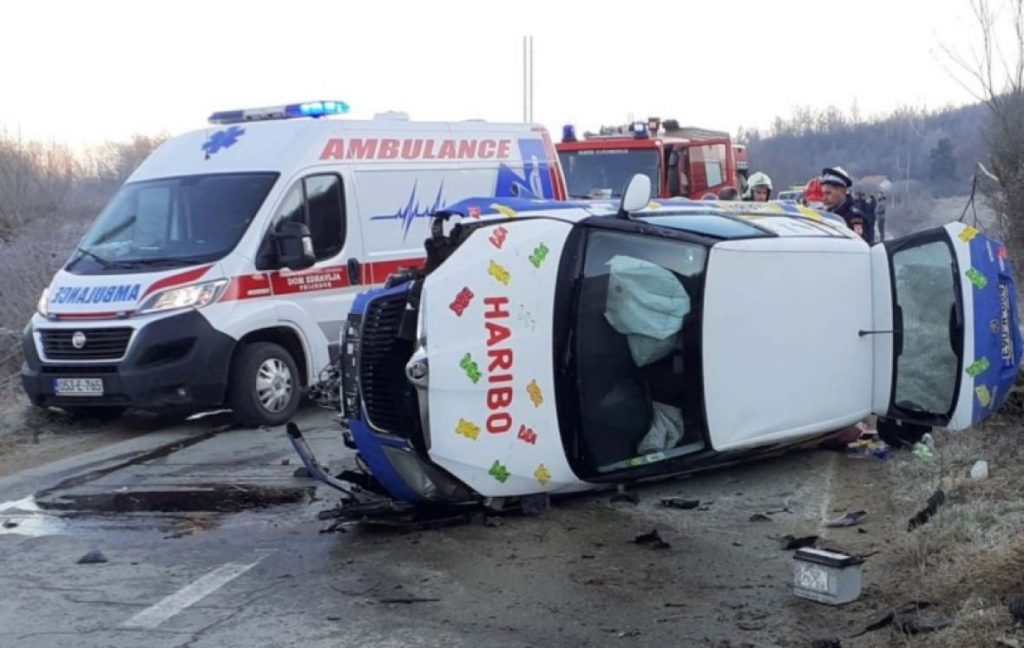 (FOTO) Škoda se prevrnula na bok, intervenirali i vatrogasci