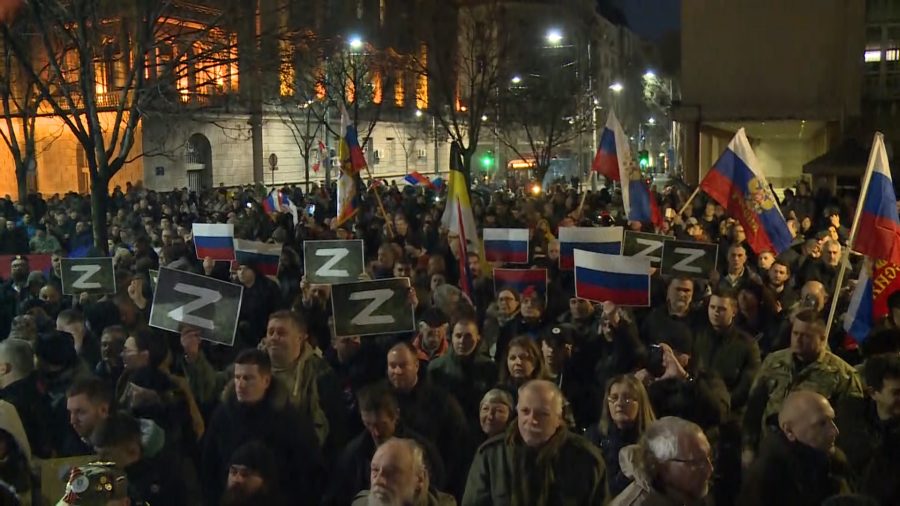 (VIDEO) Podrška Rusiji i zastava sa mrtvačkom glavom u centru Beograda