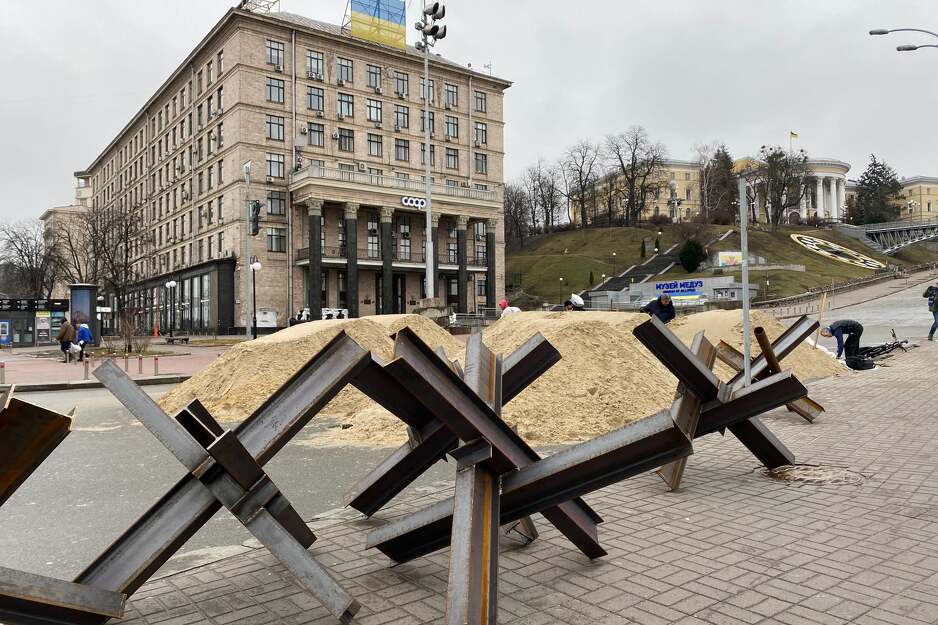 (FOTO) Barikade protiv tenkova postavljene i na centralnom trgu u Kijevu