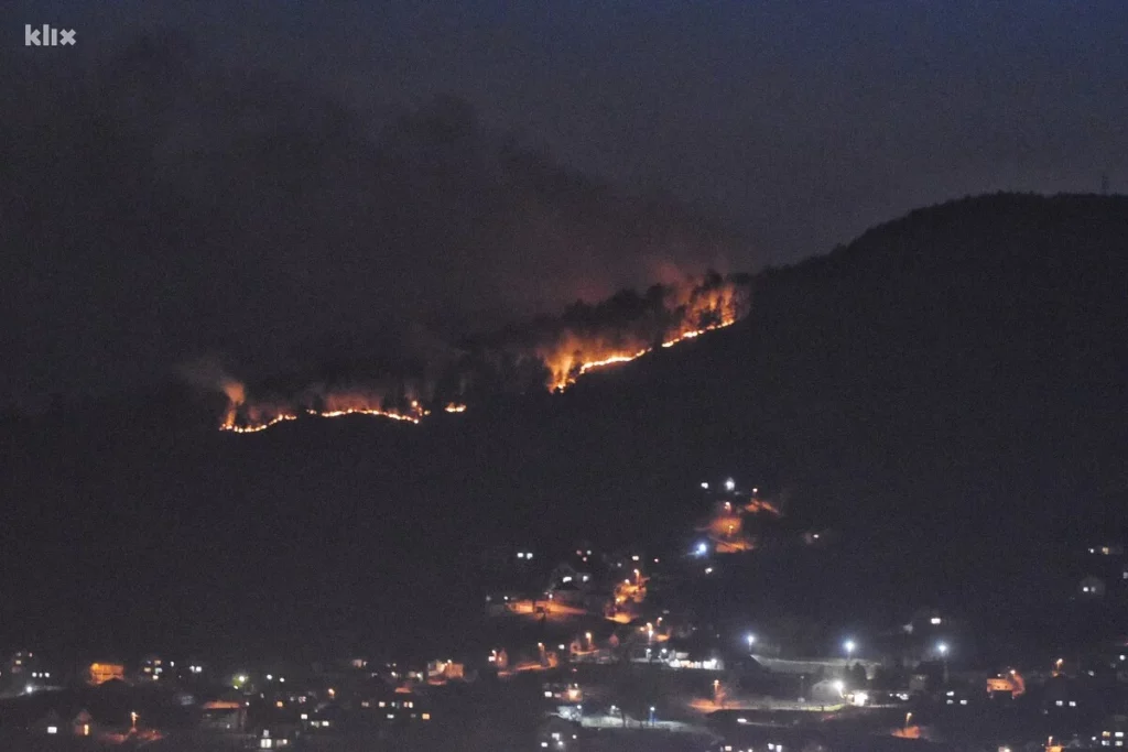 (FOTO) Veliki požar iznad Zenice prijeti kućama, vatrogasci i mještani gase nekontrolisanu vatru