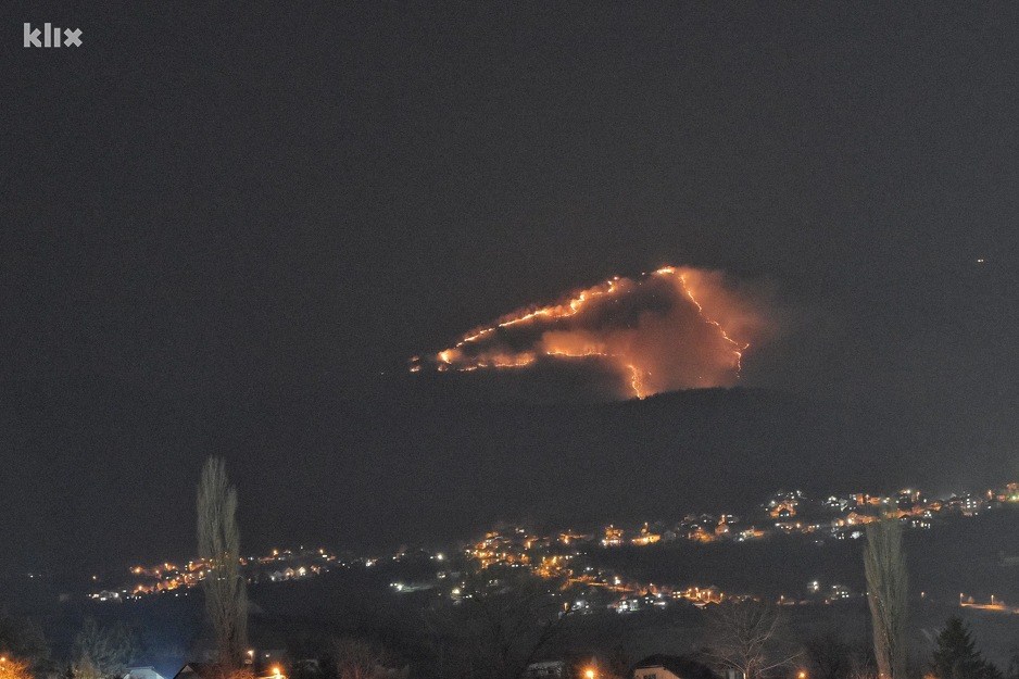 Veliki požar iznad Zenice: Vatrogasci bespomoćno gledaju u vatru