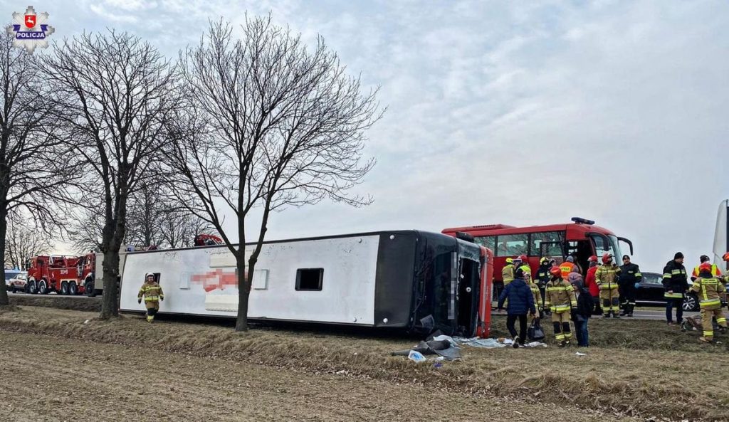 (FOTO) Prevrnuo se autobus s ukrajinskim izbjeglicama: Među povrijeđenim petero djece