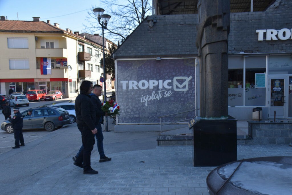 Iako je zabranjeno okupljanje četnika u Višegradu: Pojedinci bez uniformi položili cvijeće na trgu