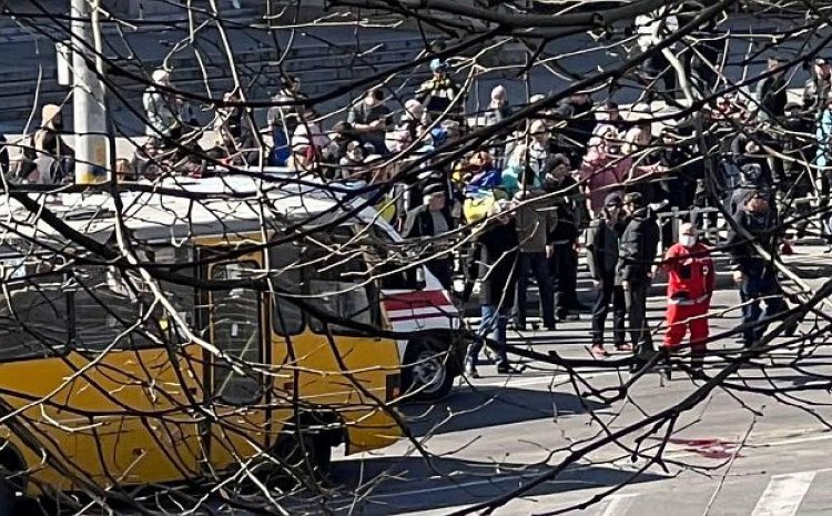 Iako tvrde da “oslobađaju” Ukrajinu: Rusi u Hersonu bacali granate na demonstrante, ranjeno nekoliko osoba