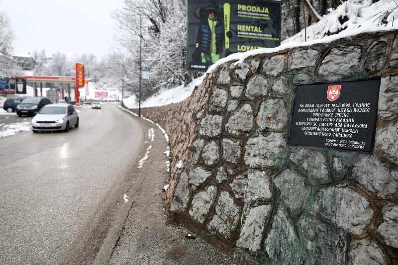 Na ulazu u glavni grad BiH ponovo postavljena ploča ratnom zločincu Ratku Mladiću