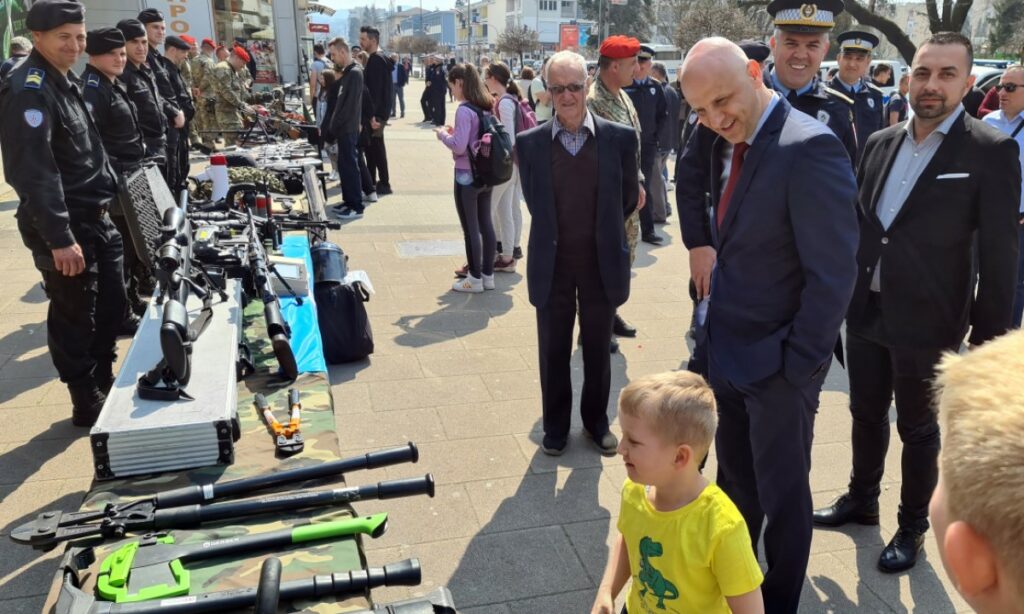 (FOTO) MUP RS izložio naoružanje u Doboju: Žele policiju približiti još više građanima