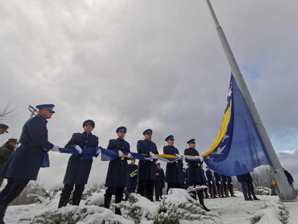 (FOTO) Obilježavanje Dana nezavisnosti BiH: Podignuta državna zastava na sarajevskom brdu Hum