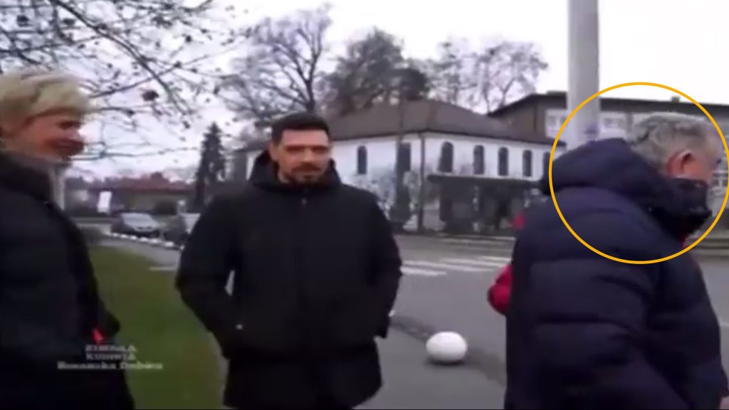 (VIDEO) Incident u Bosanskoj Dubici: Pri snimanju emisije upao u kadar i poručio da džamiju treba srušiti