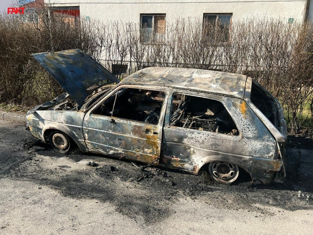 (FOTO) Sarajlija ostao bez Golfa: Ukrali mu vozilo ispred porodične kuće, pa zapalili