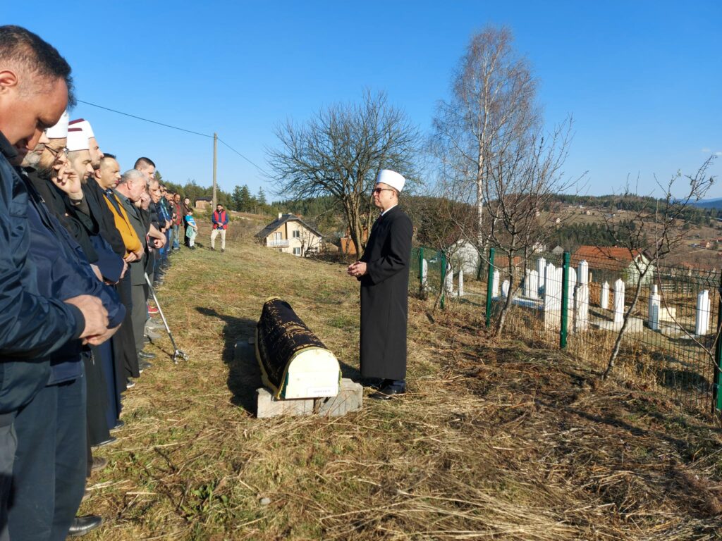 (FOTO) Klanjana dženaza Esedu Ahmišu: Iza njega ostala supruga Mahira sa dvoje djece