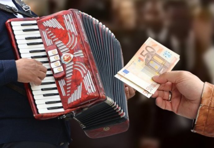 Otac i sin optuženi da su pretukli muzičare jer su pauzirali svirku