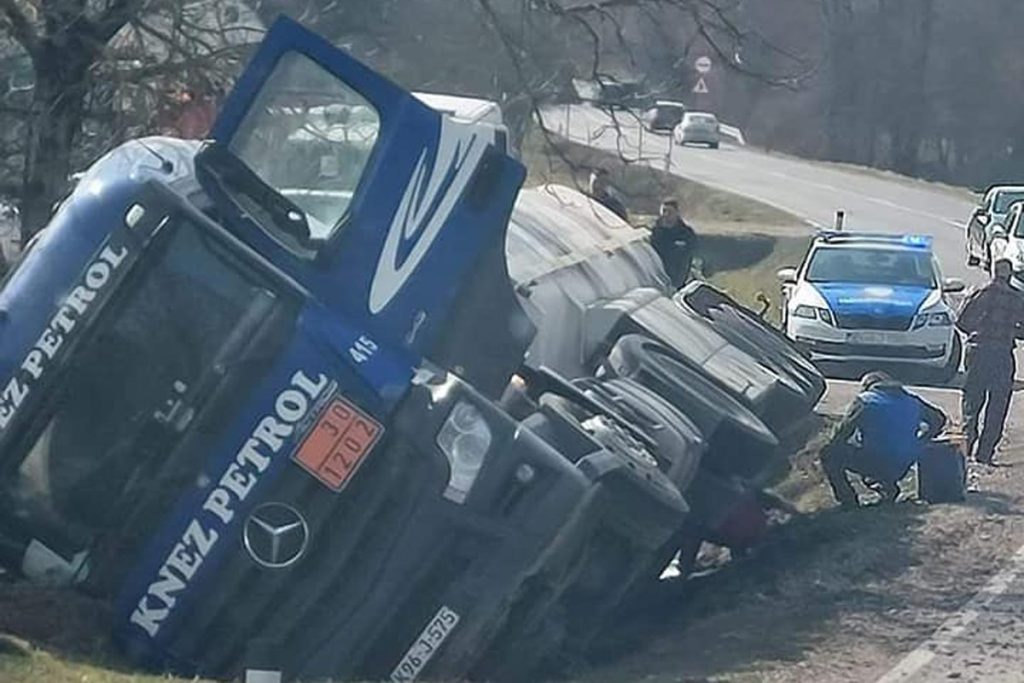 Prevrnula se cisterna Knez petrola u kanal pored puta