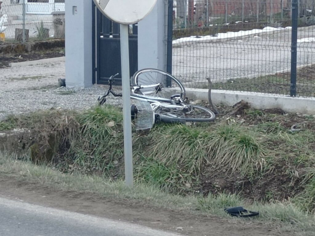 (FOTO) Teška nesreća na magistralnom putu Banjaluka – Teslić: Vozilo udarilo biciklistu