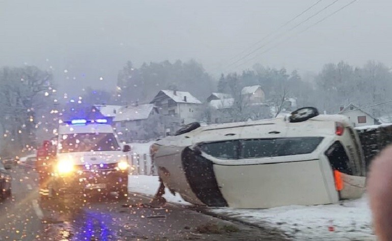 (FOTO) Auto završilo na krovu: Jedna osoba povrijeđena pri nesreći u tuzlanskom naselju Par selo