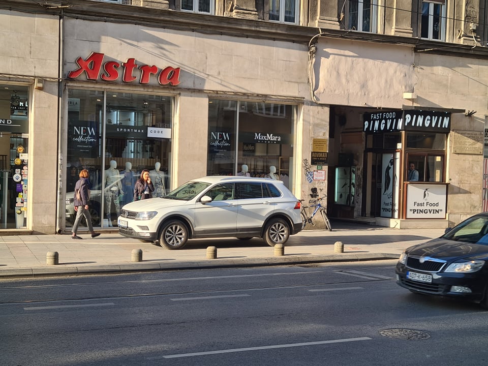 (FOTO) Parking papak u Sarajevu: Terencem se popeo na trotoar kod Vječne vatre