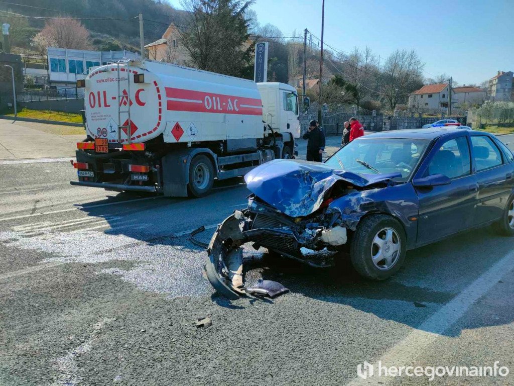 (FOTO) Teška nesreća na izlazu iz Mostara: U sudaru cisterne i auta povrijeđena jedna osoba