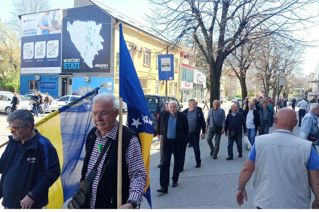 Penzioneri traže veće penzije: “Jedva preživljavamo, dok političari uživaju”