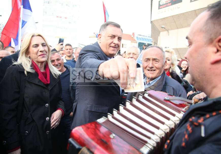 Dodik muziku “kitio” novčanicama od 100 KM: Okupljeni pjevali “Mile ne damo te nikome!”