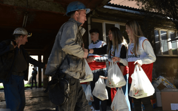 Merhamet podjelio iftare za rudare u Zenici, Kaknju i Brezi