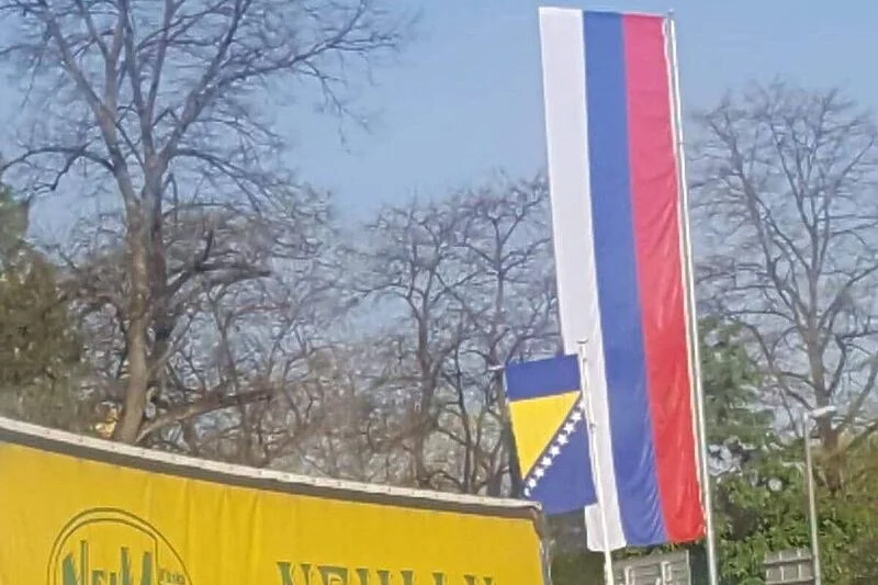 Na granici s Hrvatskom postavljena zastava RS-a iznad državne