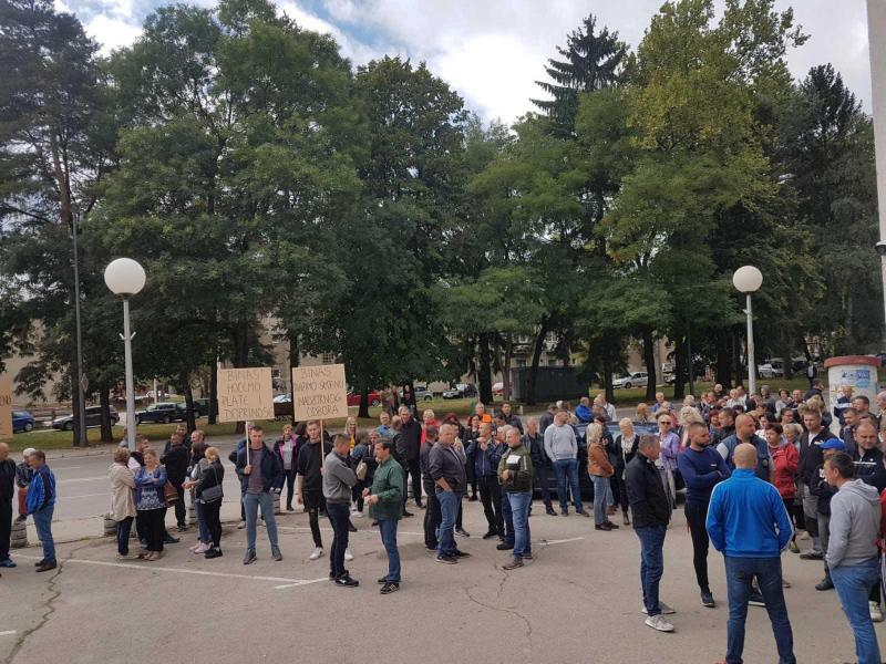 Stanje u Binasu sve teže: Radnici nisu dobili sedam plata, mole da im se ovjere knjižice