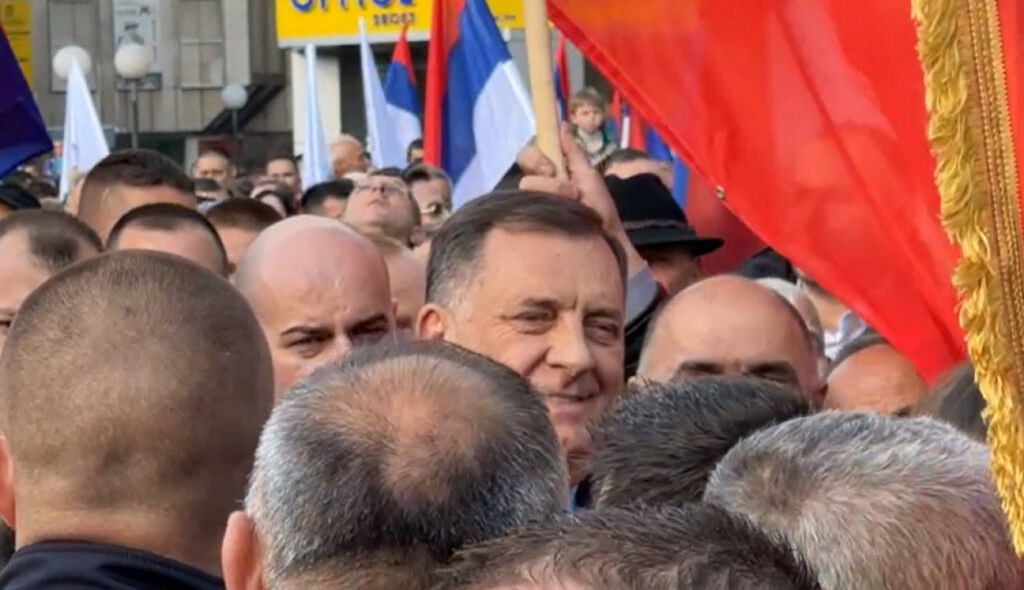 Dok je Dodik ulazio na Trg Krajine počelo urlanje: “E moj Schmidte ne kači se s nama, ubit će te lole…”