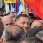 Dok je Dodik ulazio na Trg Krajine počelo urlanje: “E moj Schmidte ne kači se s nama, ubit će te lole…”