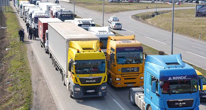 Život na granici: Kamioni čekaju po nekoliko dana na carinjenje robe. Zašto?