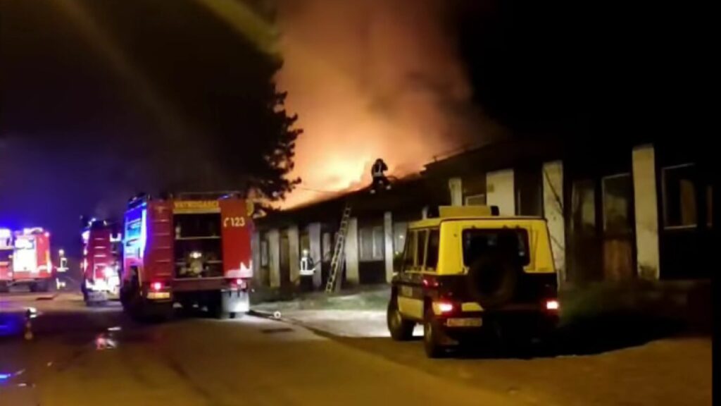 (VIDEO) Brza reakcija tuzlanskih vatrogasaca: Ugašen požar na objektu u naselju Moluhe