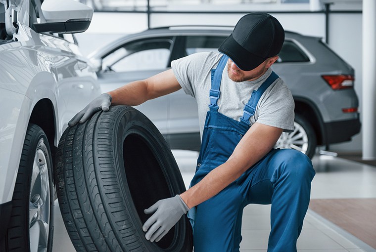 Vulkanizeri bušili gume na automobilima kako bi klijenti dolazili kod njih