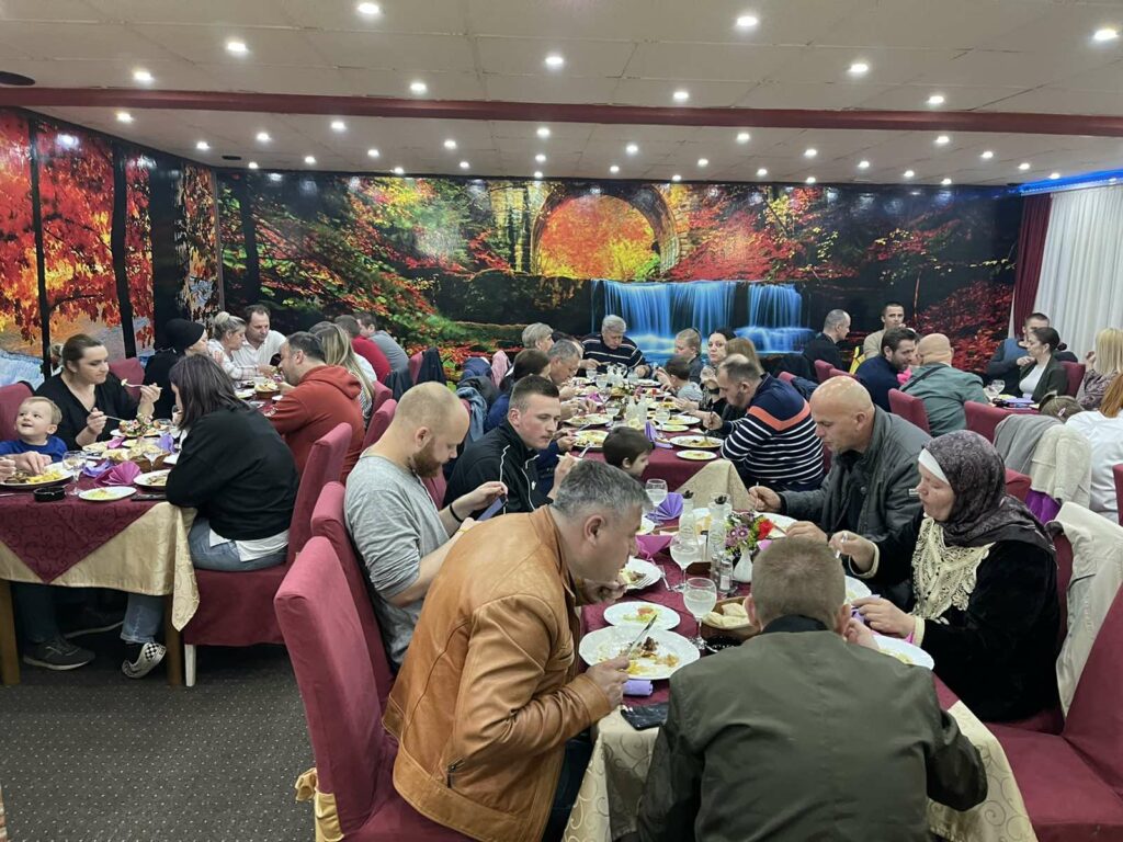 Divan gest: Pravoslavac organizovao iftar u Cazinu za 100 osoba