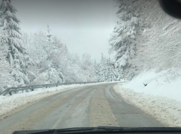 (FOTO) Vozači oprez: Otežan saobraćaj preko planinskog prevoja Rogoj