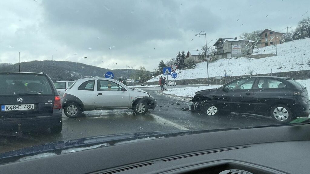 Klizava cesta i neprilagođena brzina: Sudarila se dva vozila na izlazu s autoputa kod Sarajeva