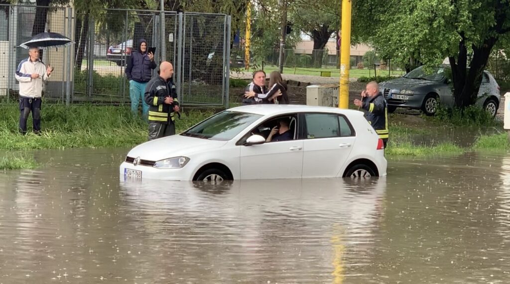 (VIDEO) Drama u Tuzli: Iz poplavljenog automobila evakuisana djeca