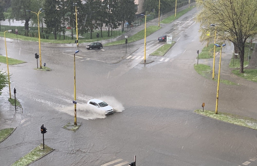 (VIDEO) Jako nevrijeme ponovo u Tuzli: Saobraćajnice zbog loših odvoda potopljene vodom