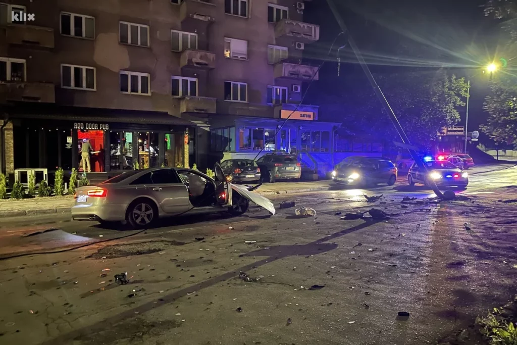 (VIDEO) Detalji nesreće u Sarajevu: Audi smrskan nakon udara u banderu, jedno lice povrijeđeno