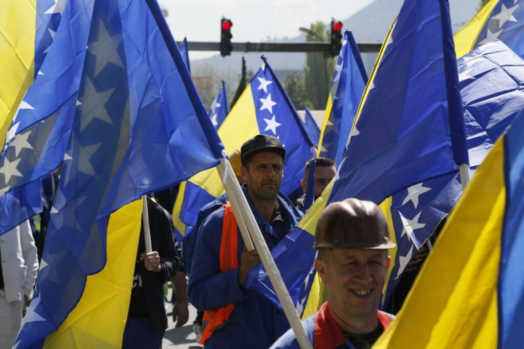 (VIDEO) Protestna šetnja rudara u Sarajevu: Ovakvo poniženje nismo i nećemo trpiti