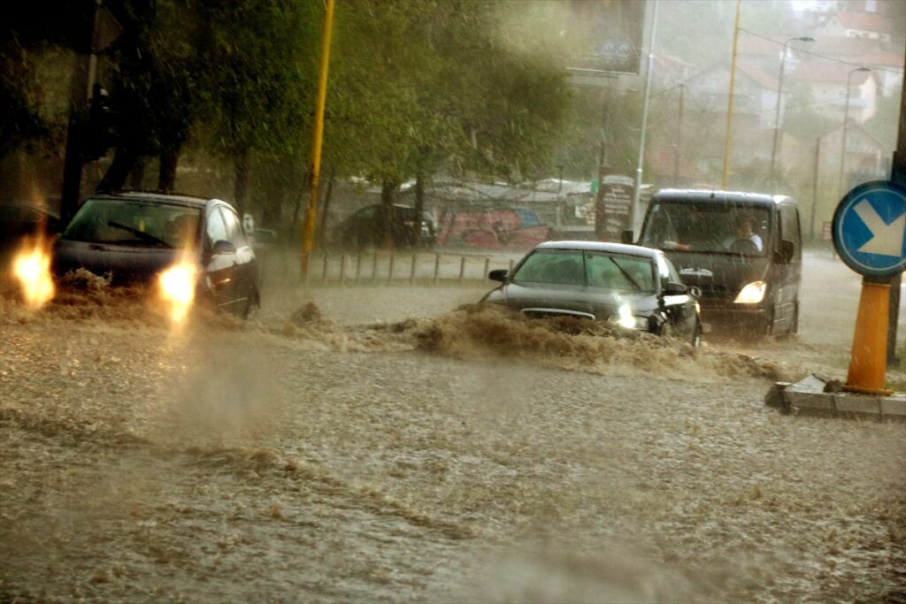 (VIDEO) Epilog nevremena u Tuzli: Vozila zarobljena u vodi, grom udario u kuću