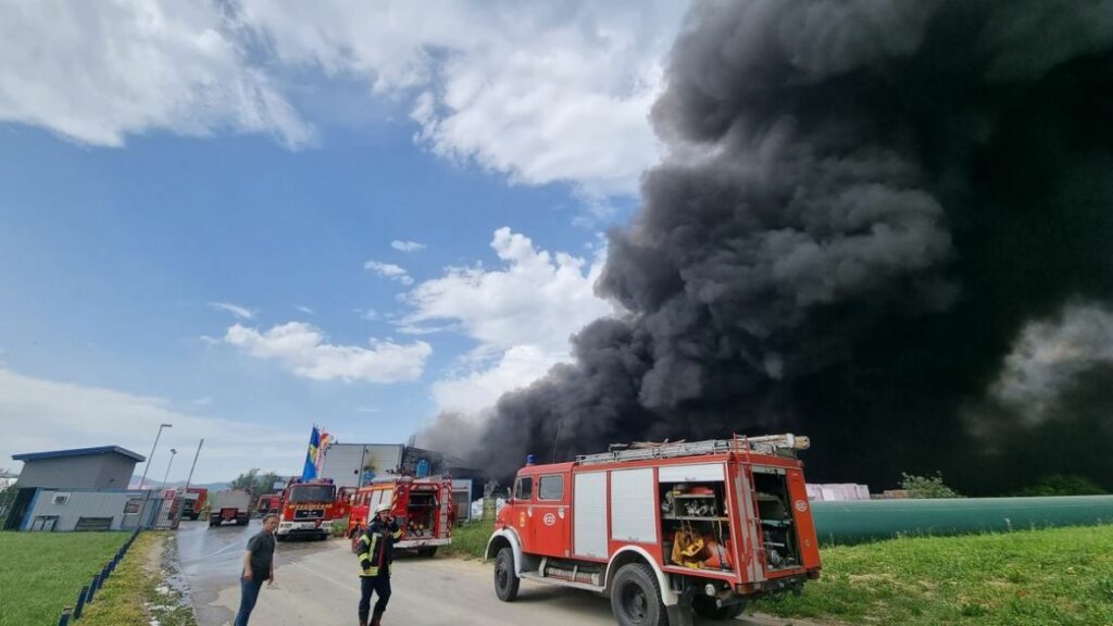 Bez žrtava i povrijeđenih, šteta ogromna: Ljudski faktor mogući uzrok požara u bihaćkoj fabrici