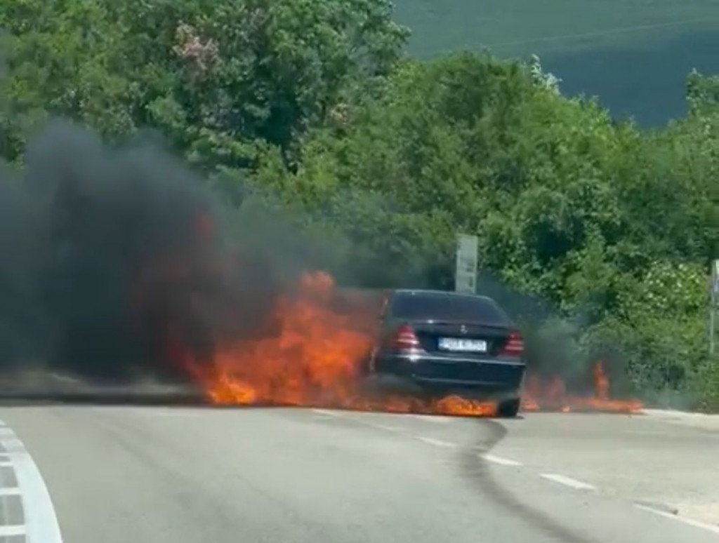 (VIDEO) Na cesti Grude – Posušje izgorio Mercedes