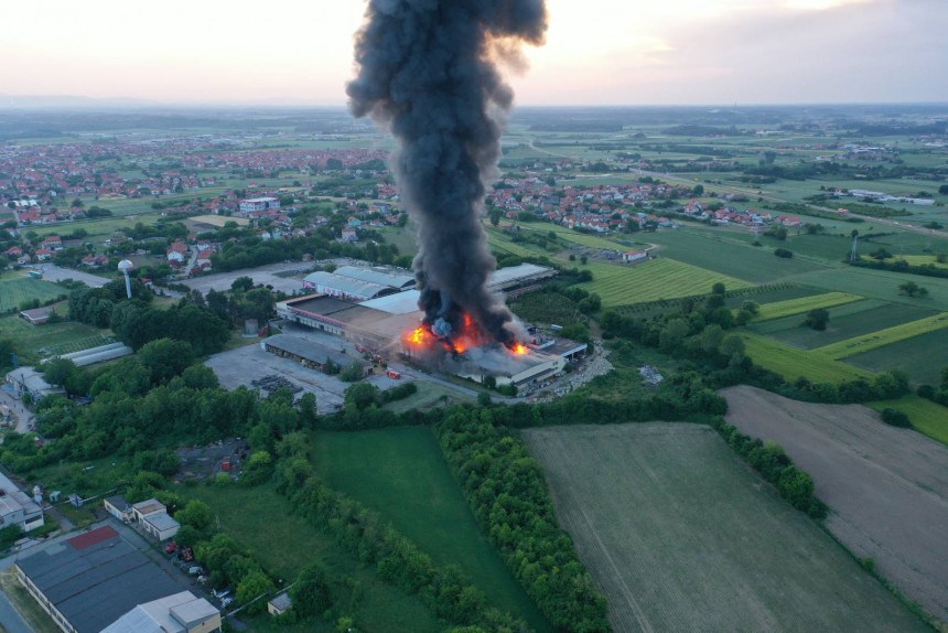 (FOTO+VIDEO) Bukti požar u fabrici “Sava Semberija”, pristižu vatrogasci iz drugih gradova