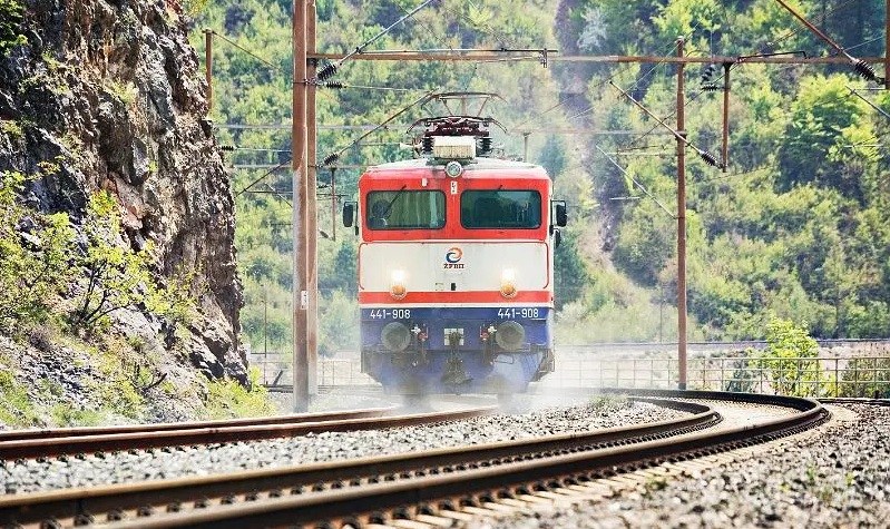 Nije mogao stati: Teretni voz naletio na automobil kod Modriče