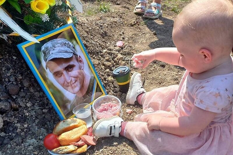 Kćerka ukrajinskog vojnika svoj prvi rođendan obilježila na očevom grobu