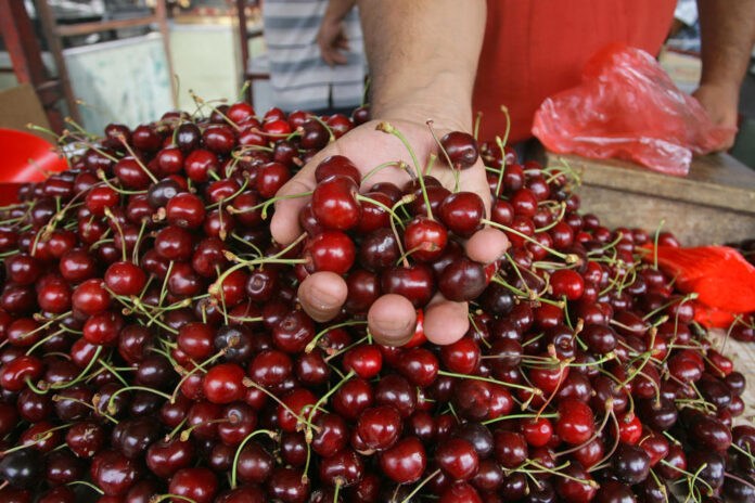 Hercegovac pretukao maloljetno dijete jer mu je bralo trešnje u avliji