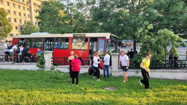 Vozač nije mogao da zaustavi autobus: Otkazale kočnice, udario motociklistu pa se zabio u znak i drvo