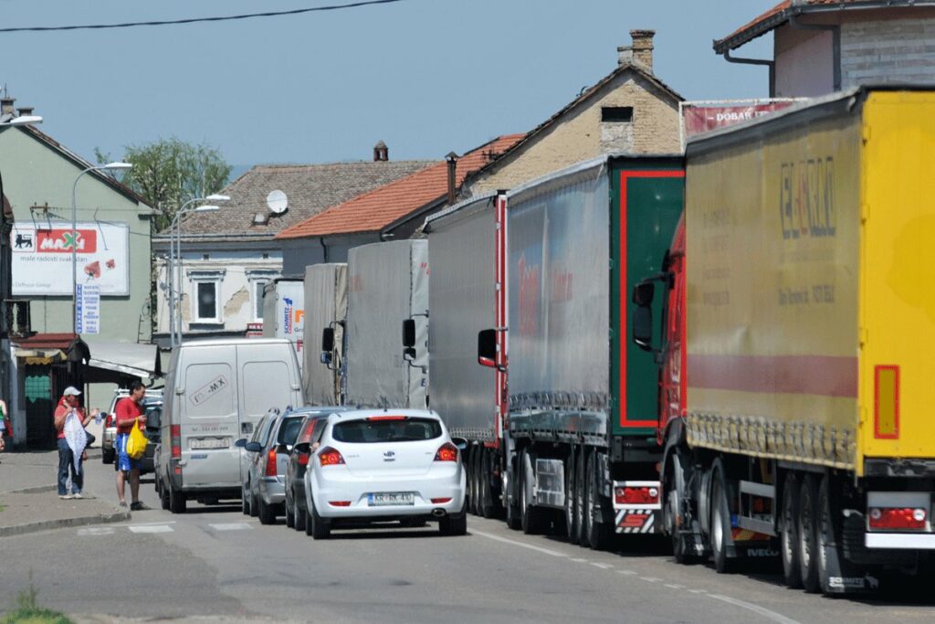 Kilometarske kolone na granici kvare izvoz voća i povrća