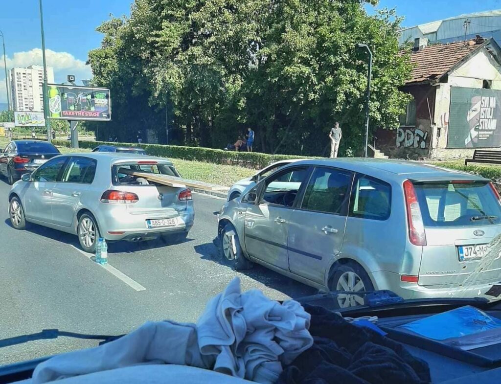 Sudar tri vozila izazvao saobraćajni kolaps u Sarajevu