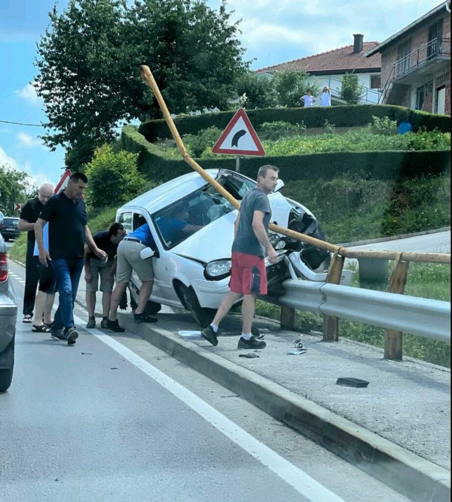 (FOTO) Nesreća u Cazinu: Povrijeđen vozač Golf-a. Mještani mu prvi pomogli