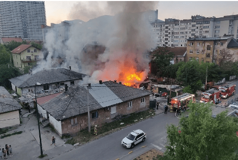 Drama u Sarajevu: Veliki požar, izgorjeli objekti, vatrogasci na terenu