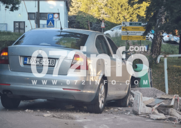 U sred Kantonalne bolnice Zenica: Izgubio kontrolu nad vozilom, zabio se u betonsku saksiju (FOTO)